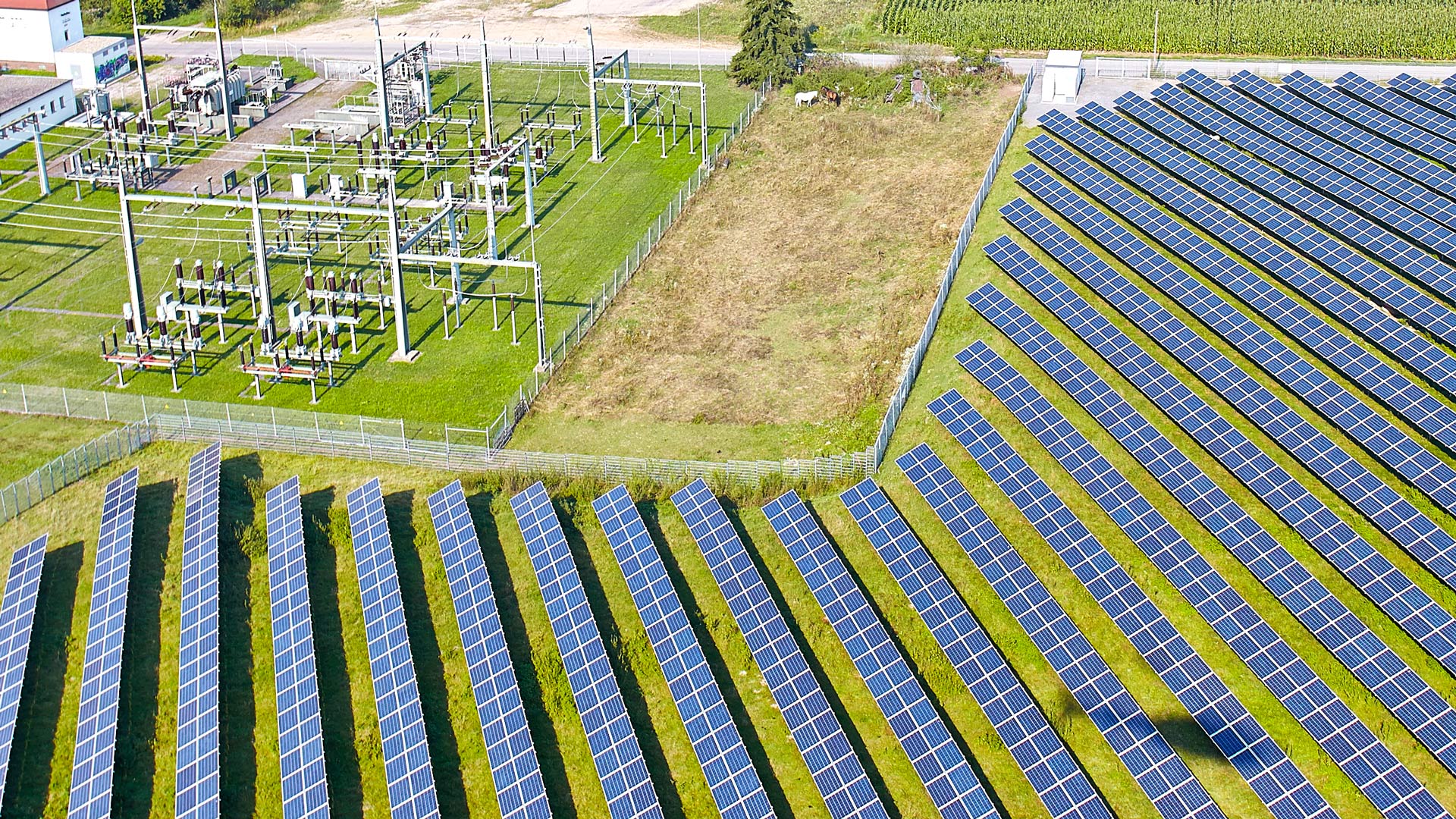 Solaranlage und Umspannwerk auf Grünland