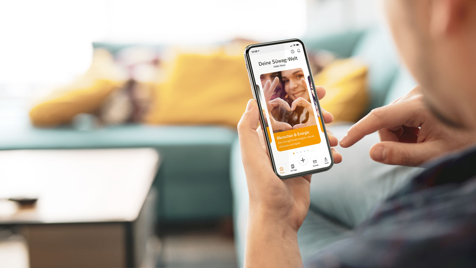 Hand hält Smartphone mit App-Oberfläche, die ein Porträt anzeigt.