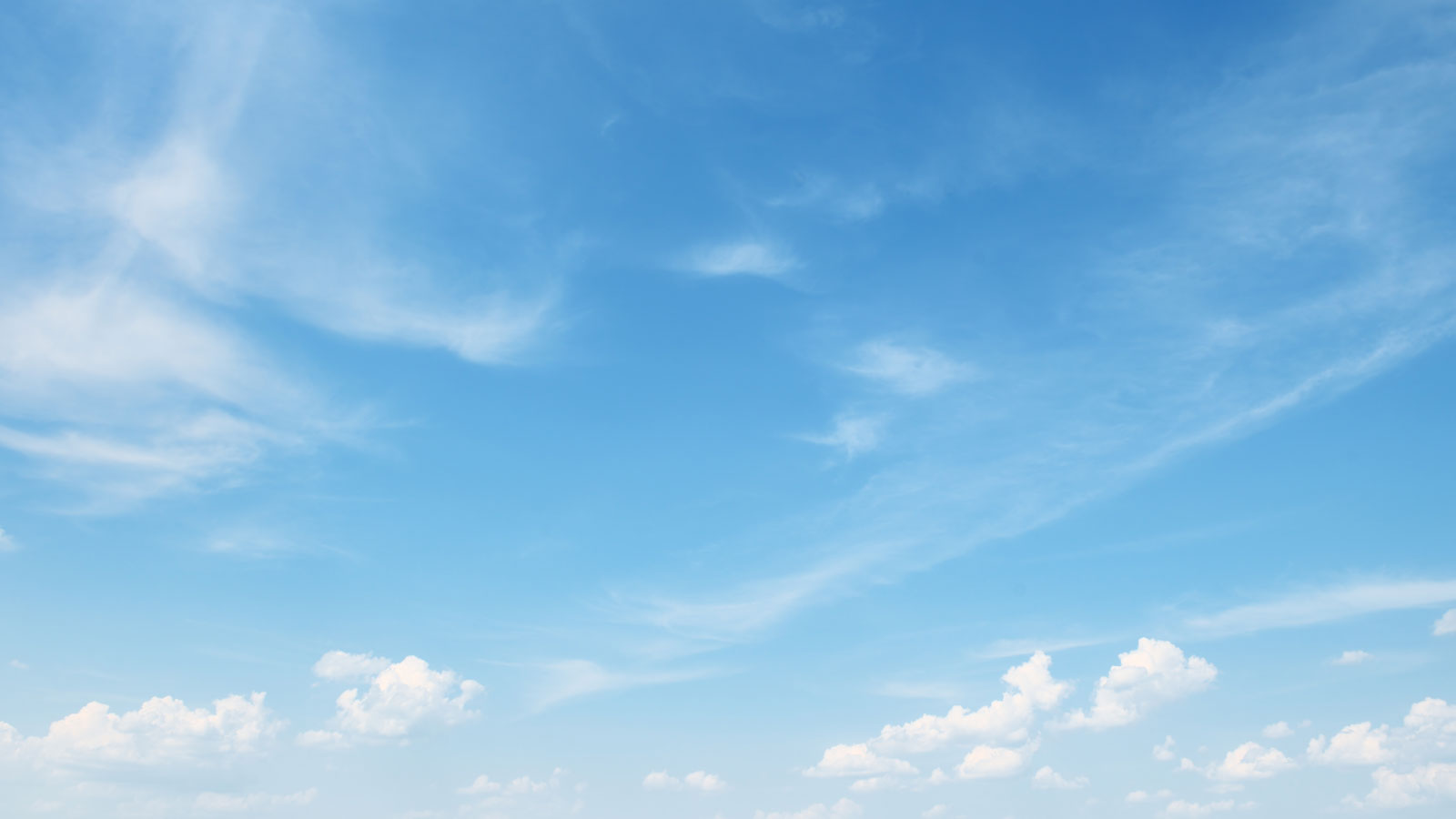 Blauer Himmel mit weißen Wolken