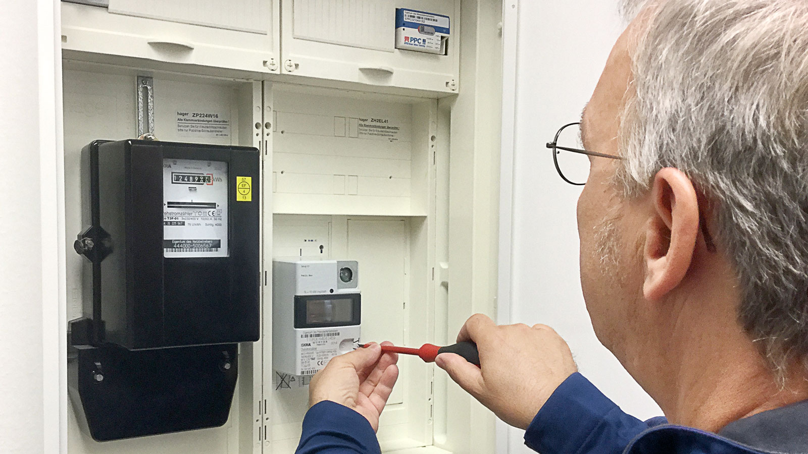 Person liest Zählerstand eines digitalen Messgeräts.