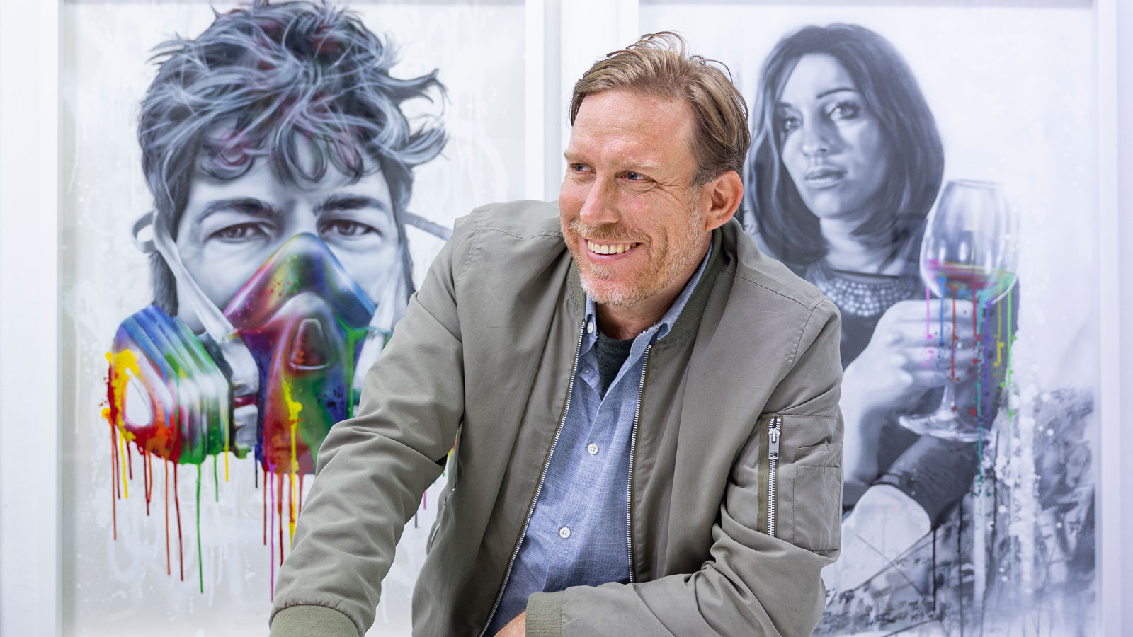 Mann vor Streetart-Wand