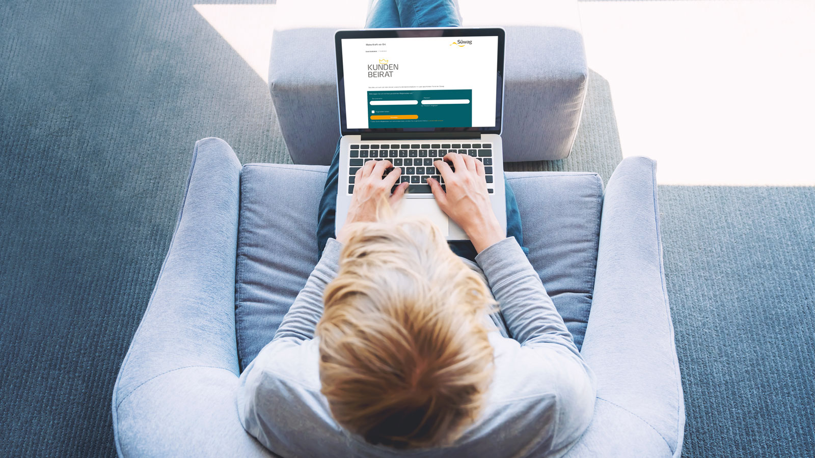 Frau tippt auf Laptop auf Sofa