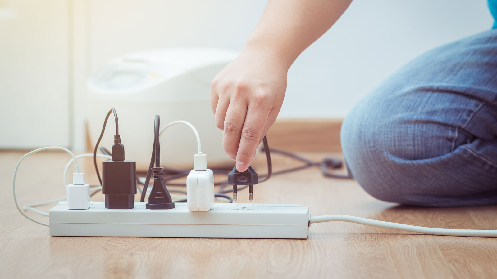 Steckdosenleiste mit verschiedenen Ladegeräten und Kabeln.