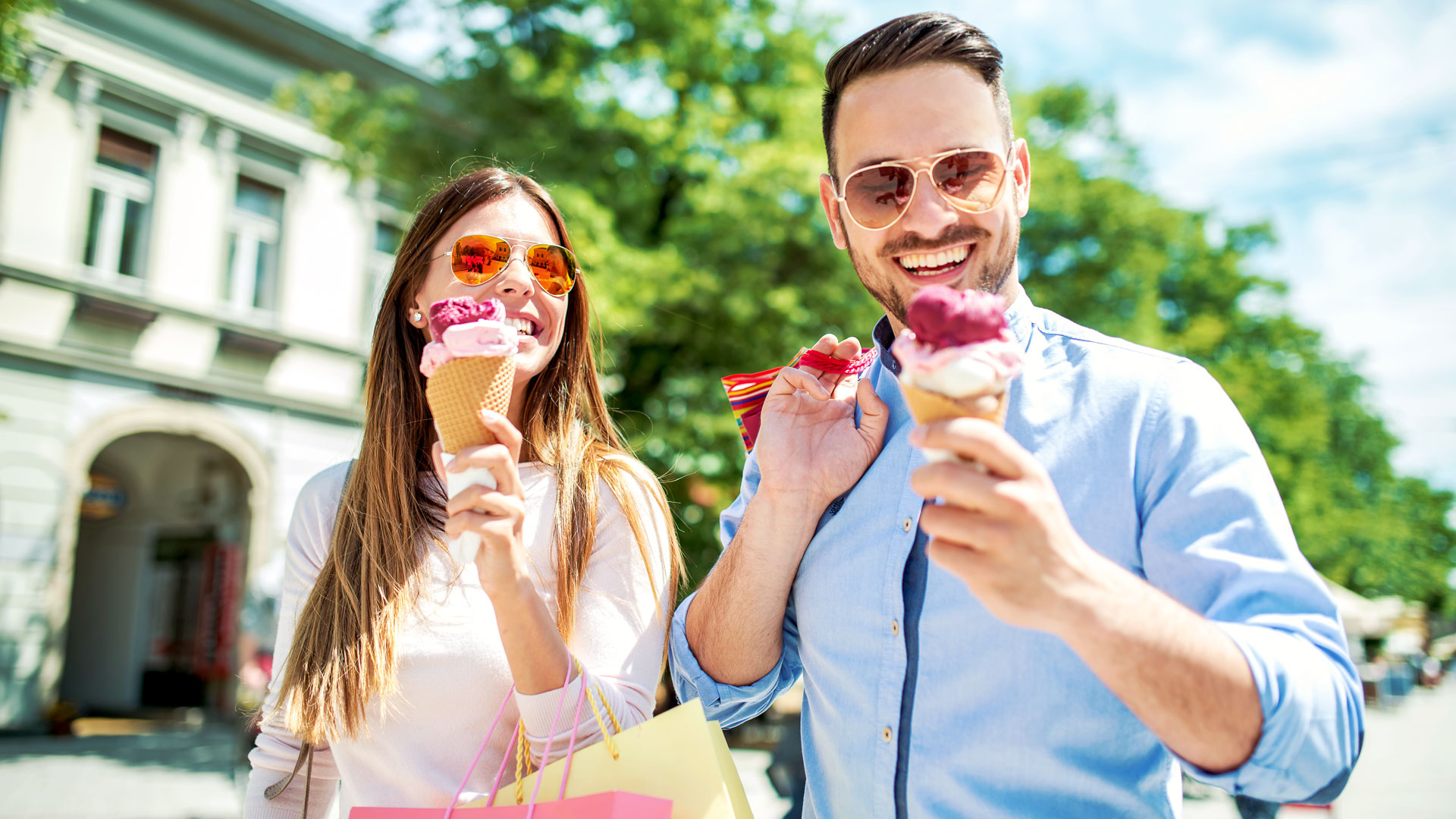 Zwei Personen mit Sonnenbrille halten Eiswaffeln.