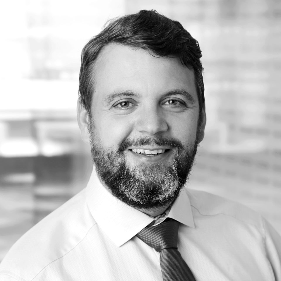 Mann mit Bart und Krawatte