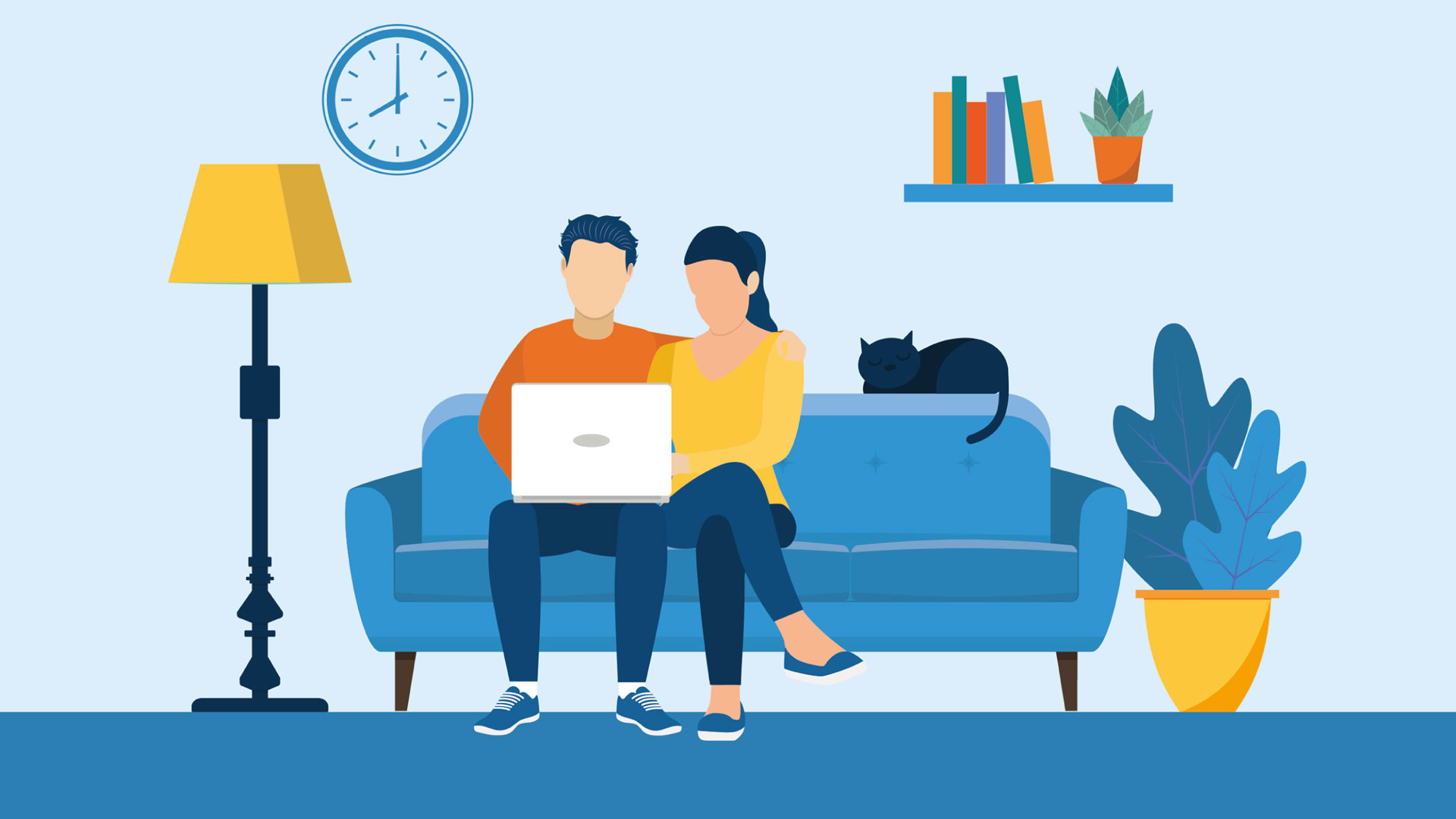 Zwei Personen sitzen auf einem blauen Sofa vor einem Laptop. Rechts steht eine Zimmerpflanze.