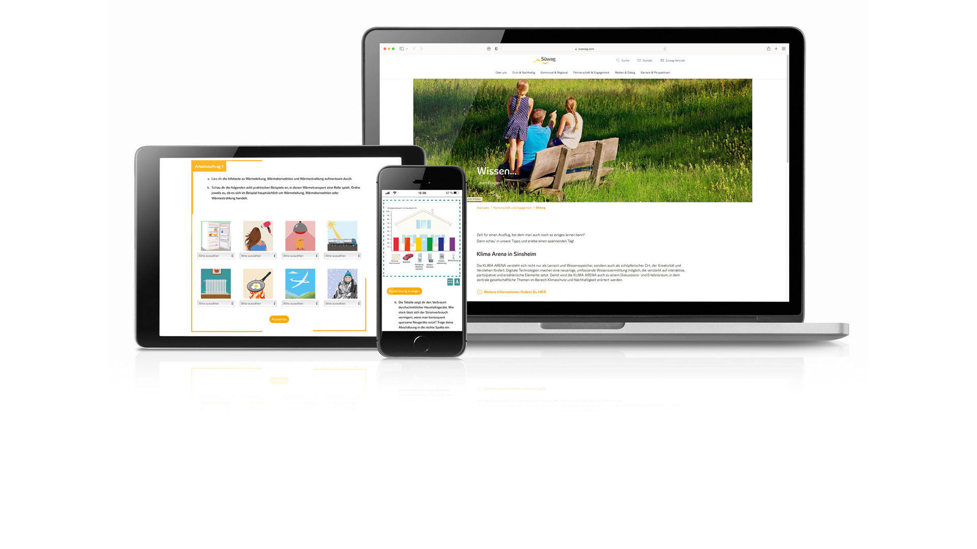 Laptop mit geöffneter Webseite und Tablet darauf, Hintergrund mit Büchern und Pflanzen.