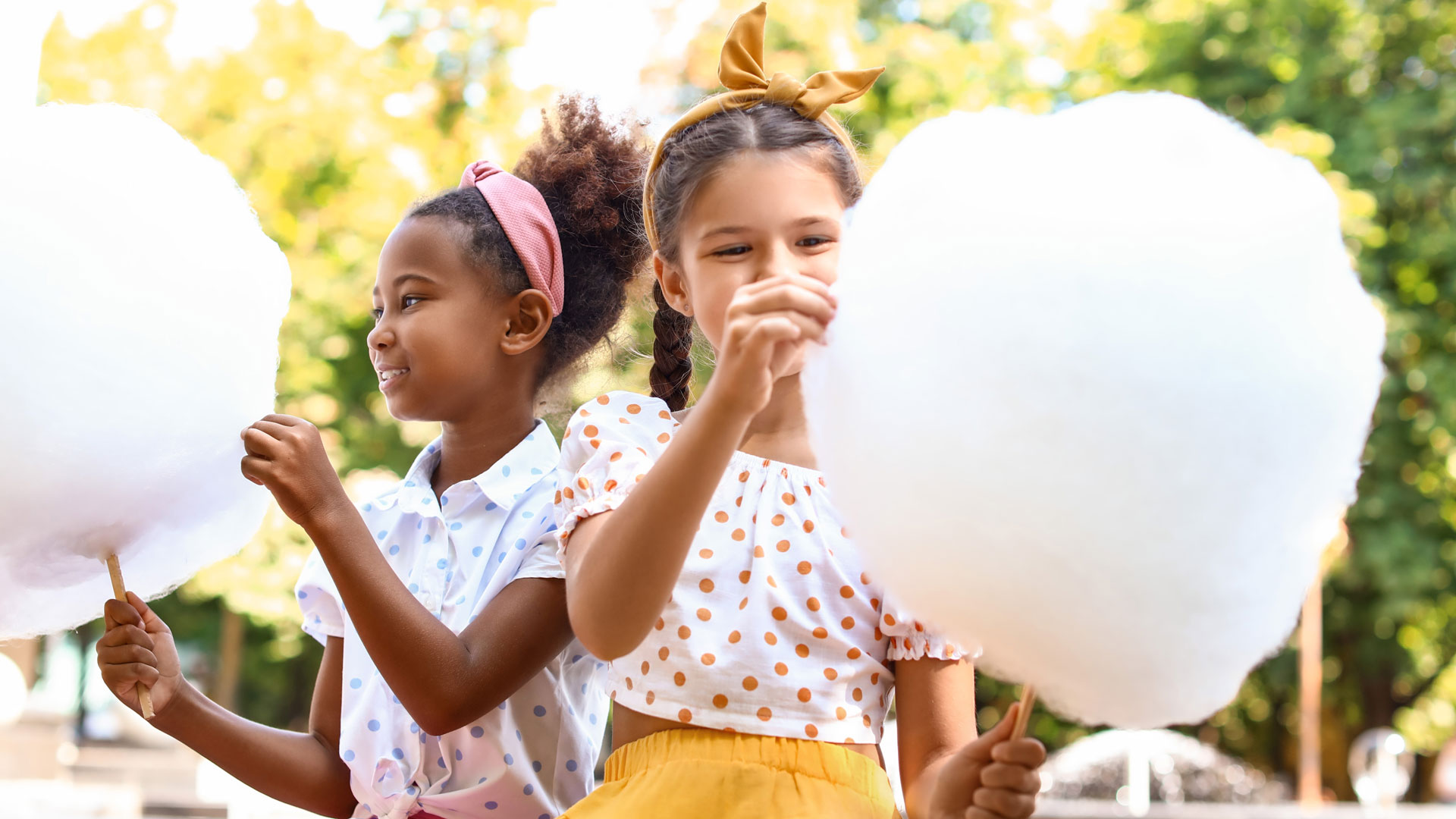 Zwei Mädchen mit Zuckerwatte.