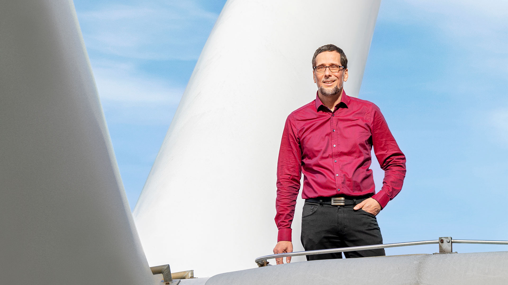 Mann vor Windkraftanlage