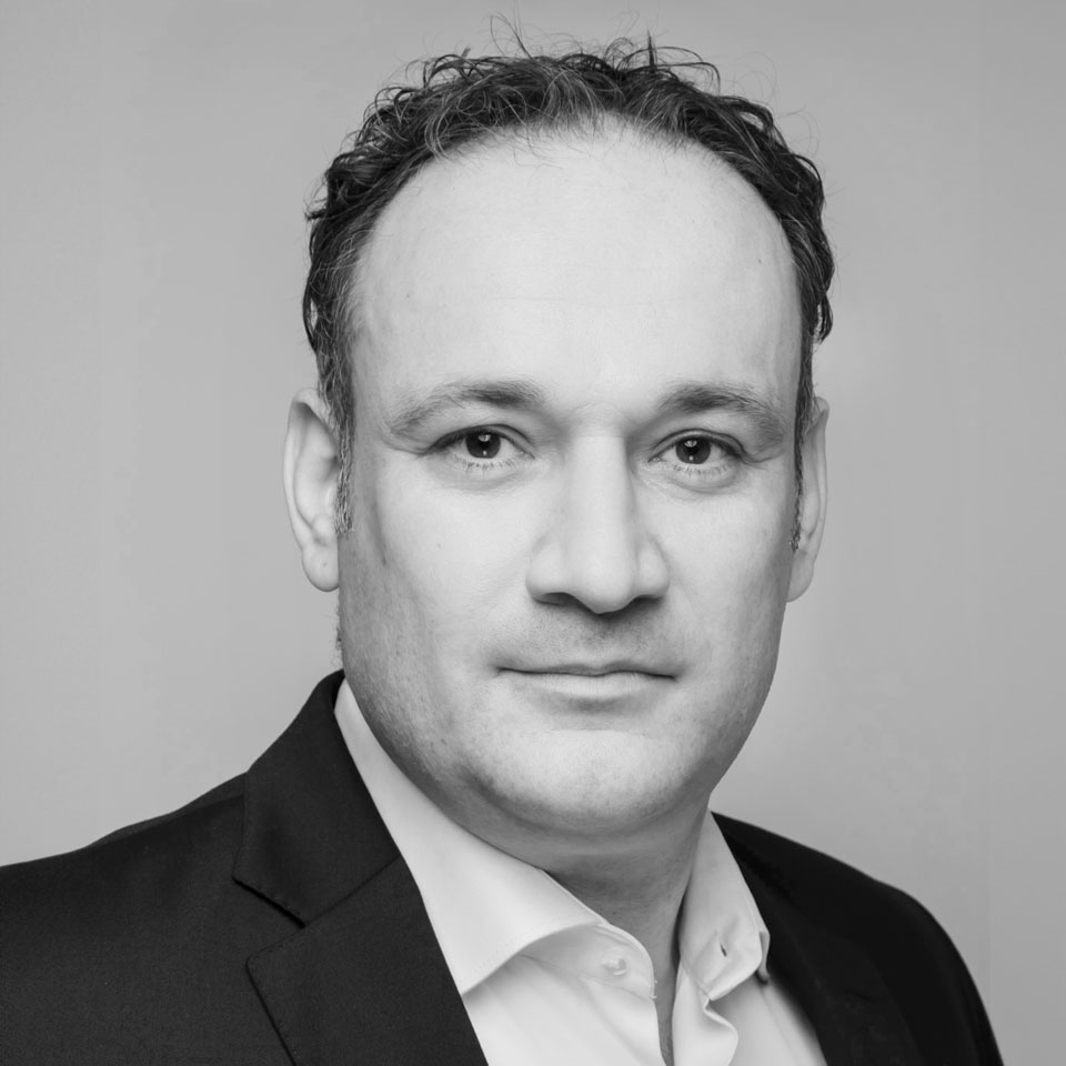 Mann mit dunklem Haar und Hemd