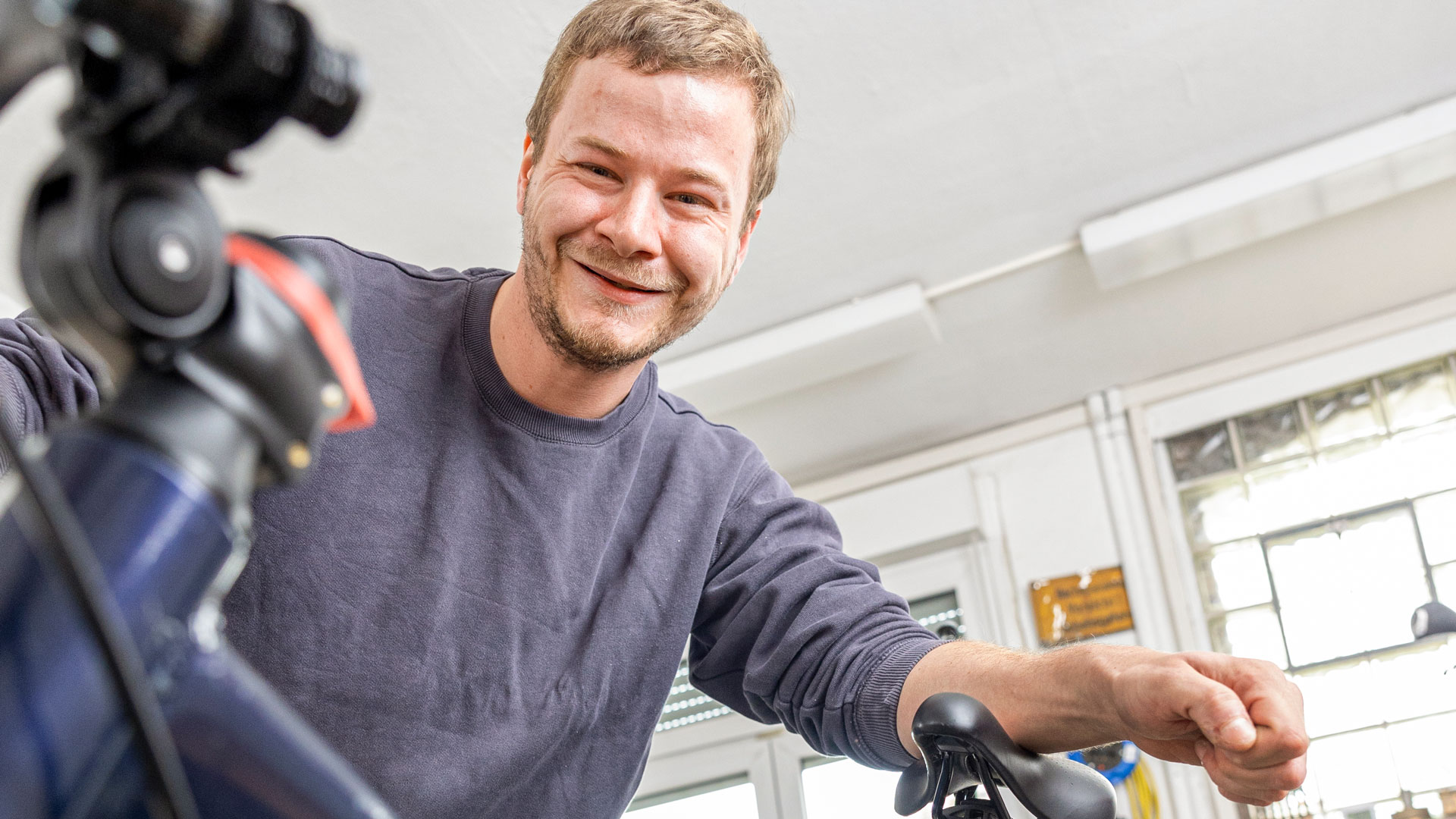 Mann repariert Fahrrad