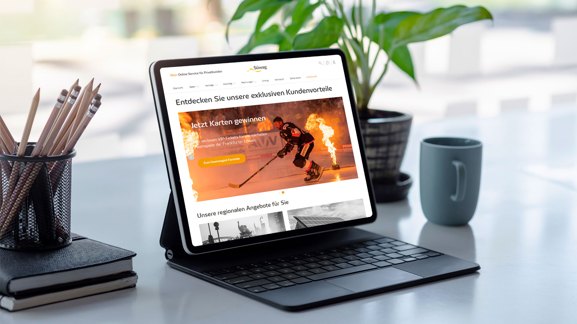 Laptop mit Webseite: 'Entdecken Sie unsere exklusiven Kundenvorteile'