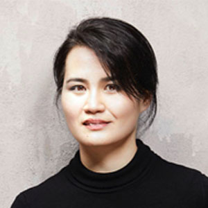 Porträt einer jungen Frau mit dunklen Haaren