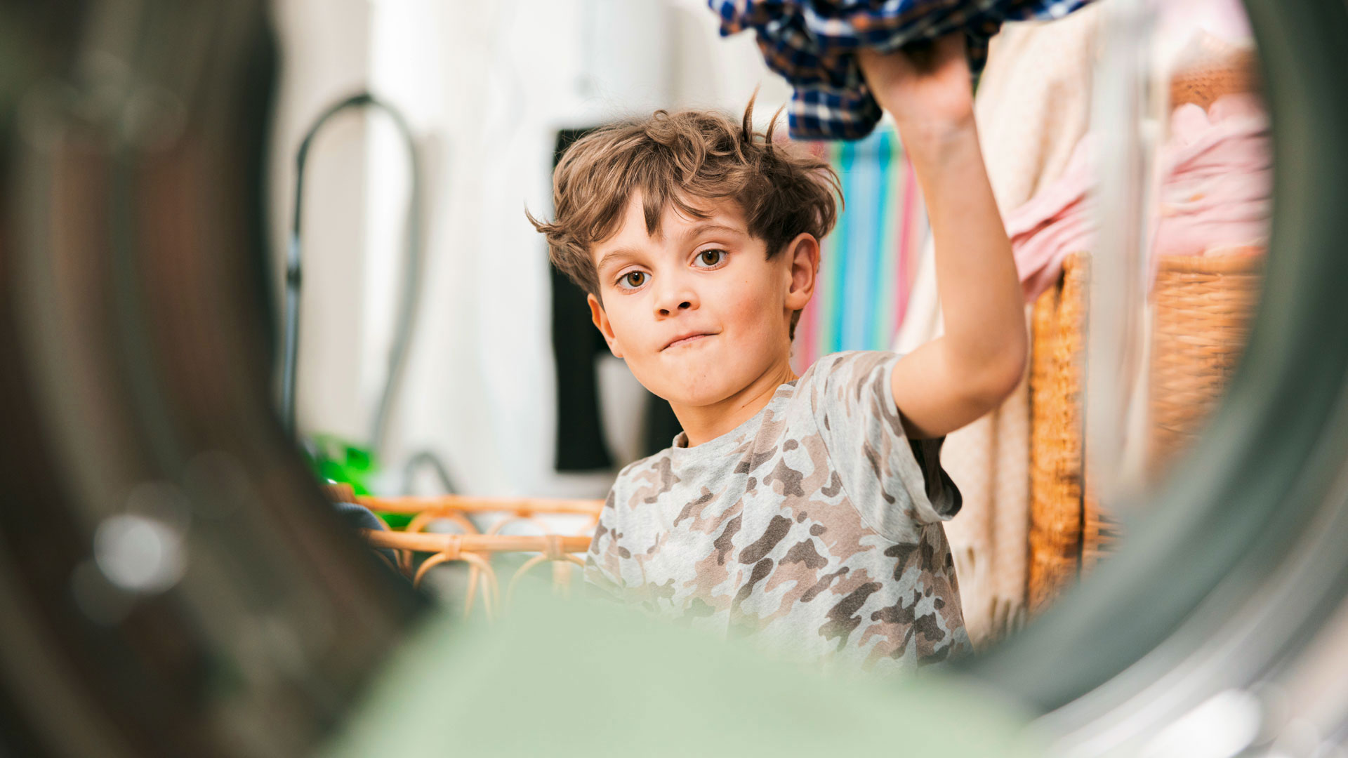 Junge mit grauem T-Shirt blickt nach links.