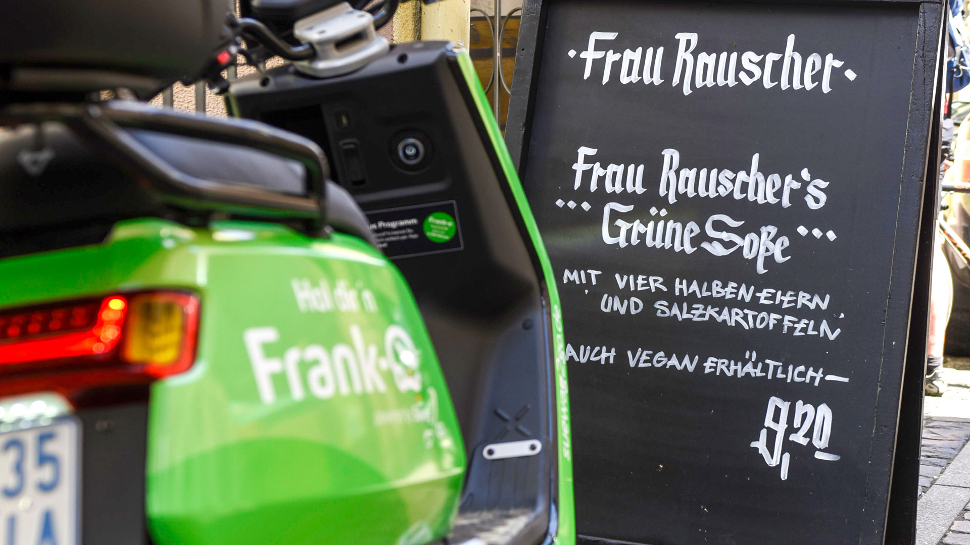 Werbetafel mit Schriftzug "Frau Rauscher's Grüne Soße mit vier Kartoffeln"