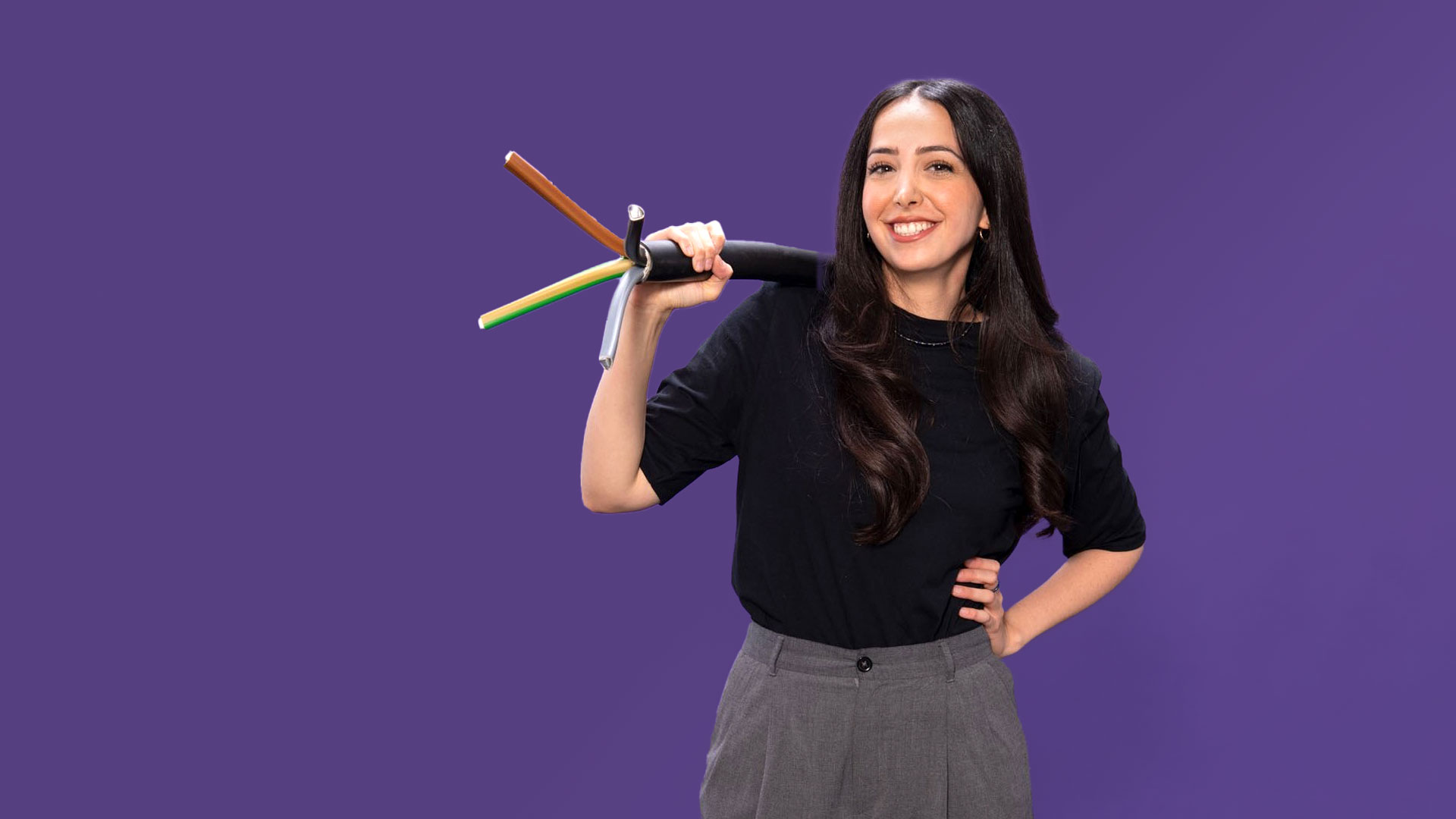 Frau mit drei Stiften in den Händen