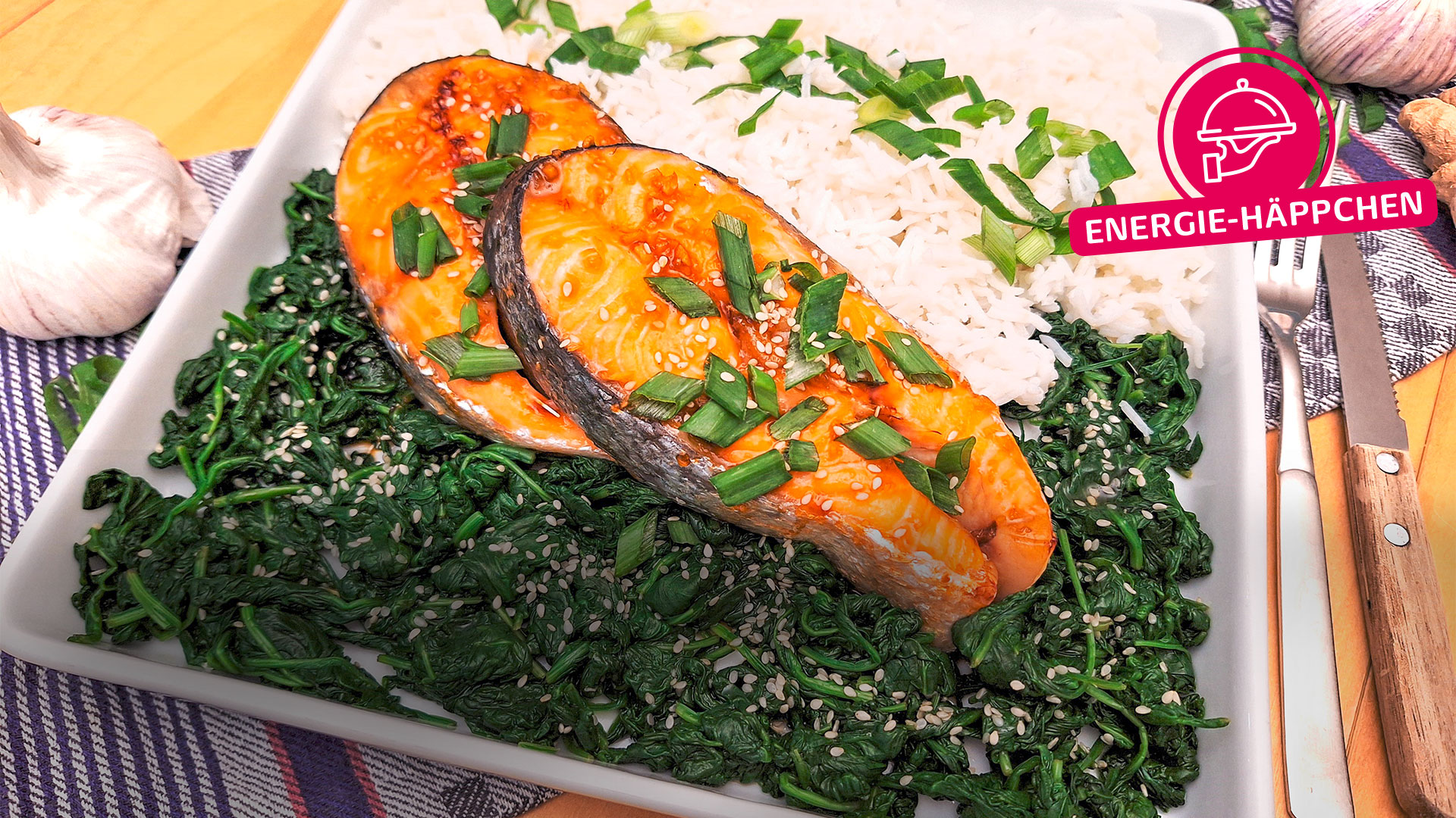 Gebratener Lachs mit Spinat und Reis.