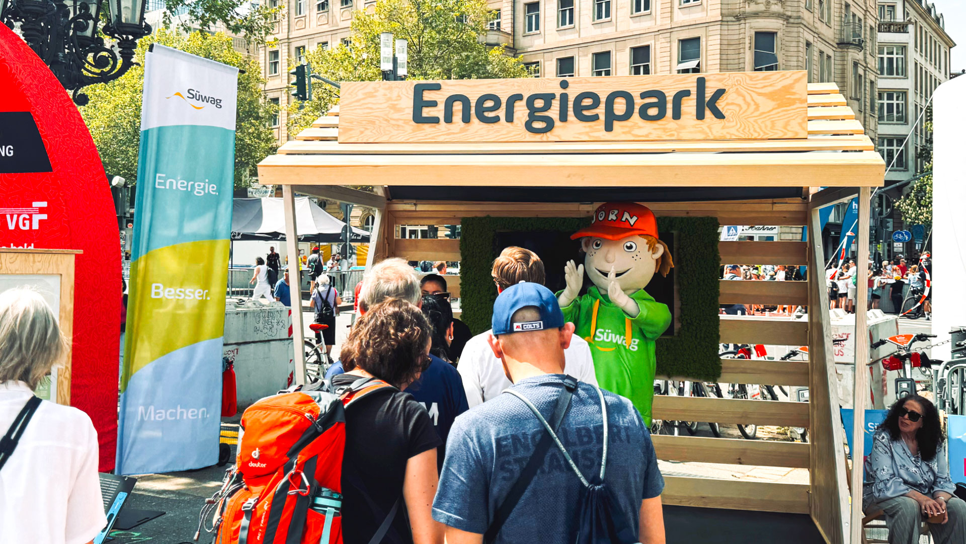 Energiepark-Stand mit Werbematerial und einer Figur in Grün.