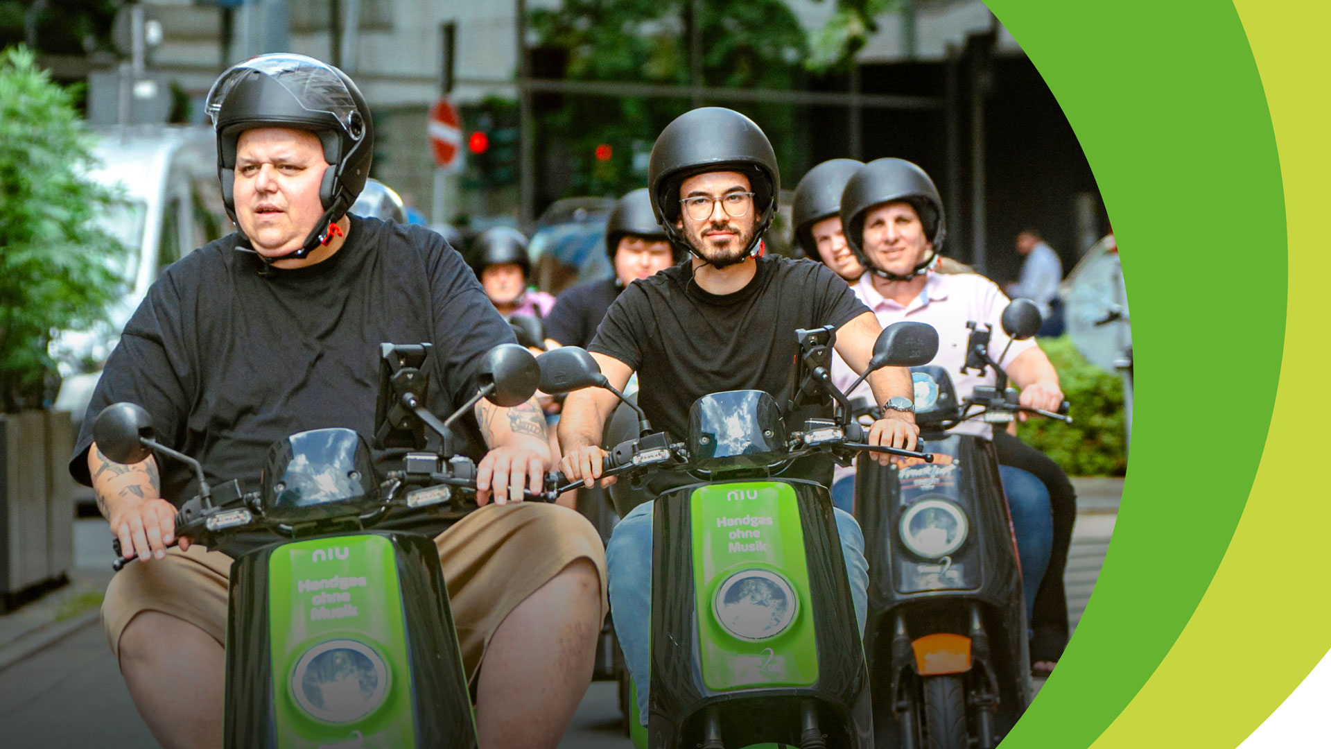 Drei Personen mit Helmen fahren auf elektrischen Rollern durch eine Stadt.