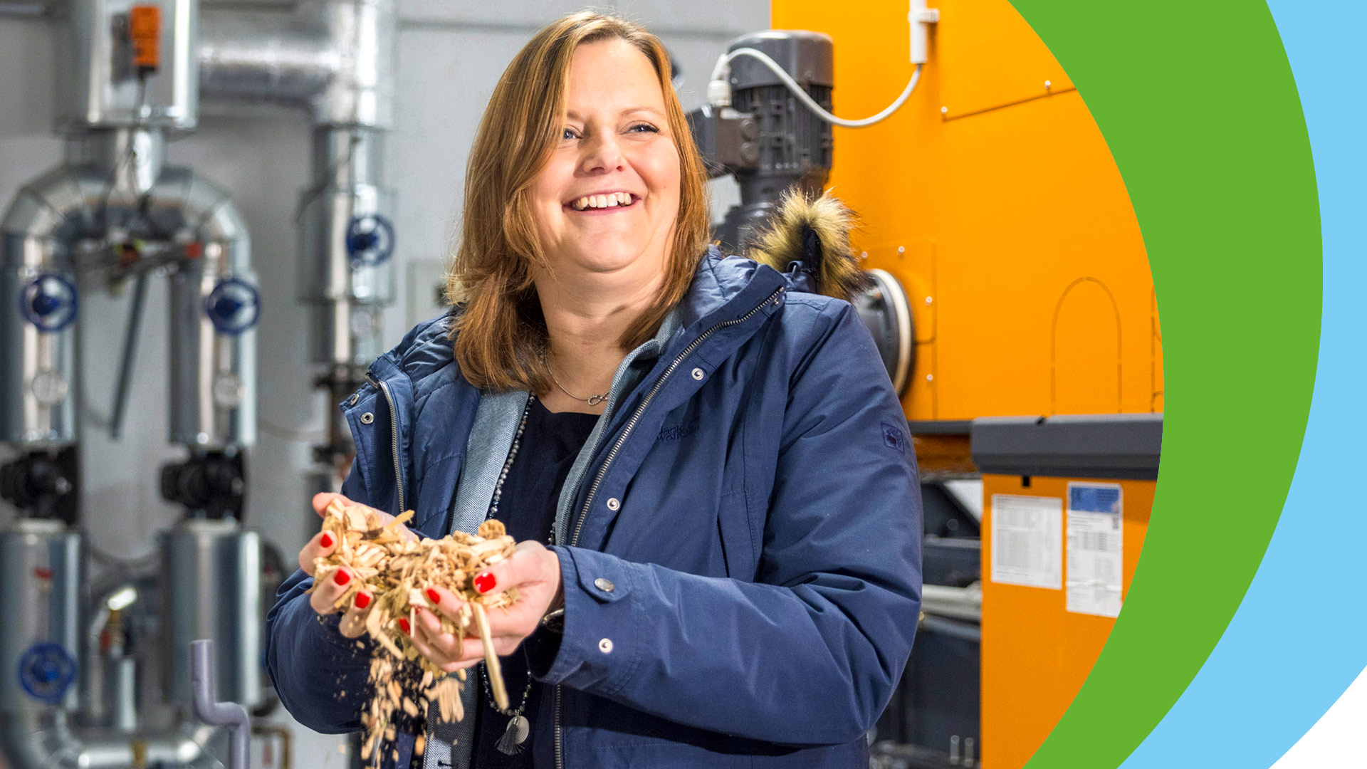 Frau hält Wärmeleitmaterial in der Hand, im Hintergrund Heizungsanlage.