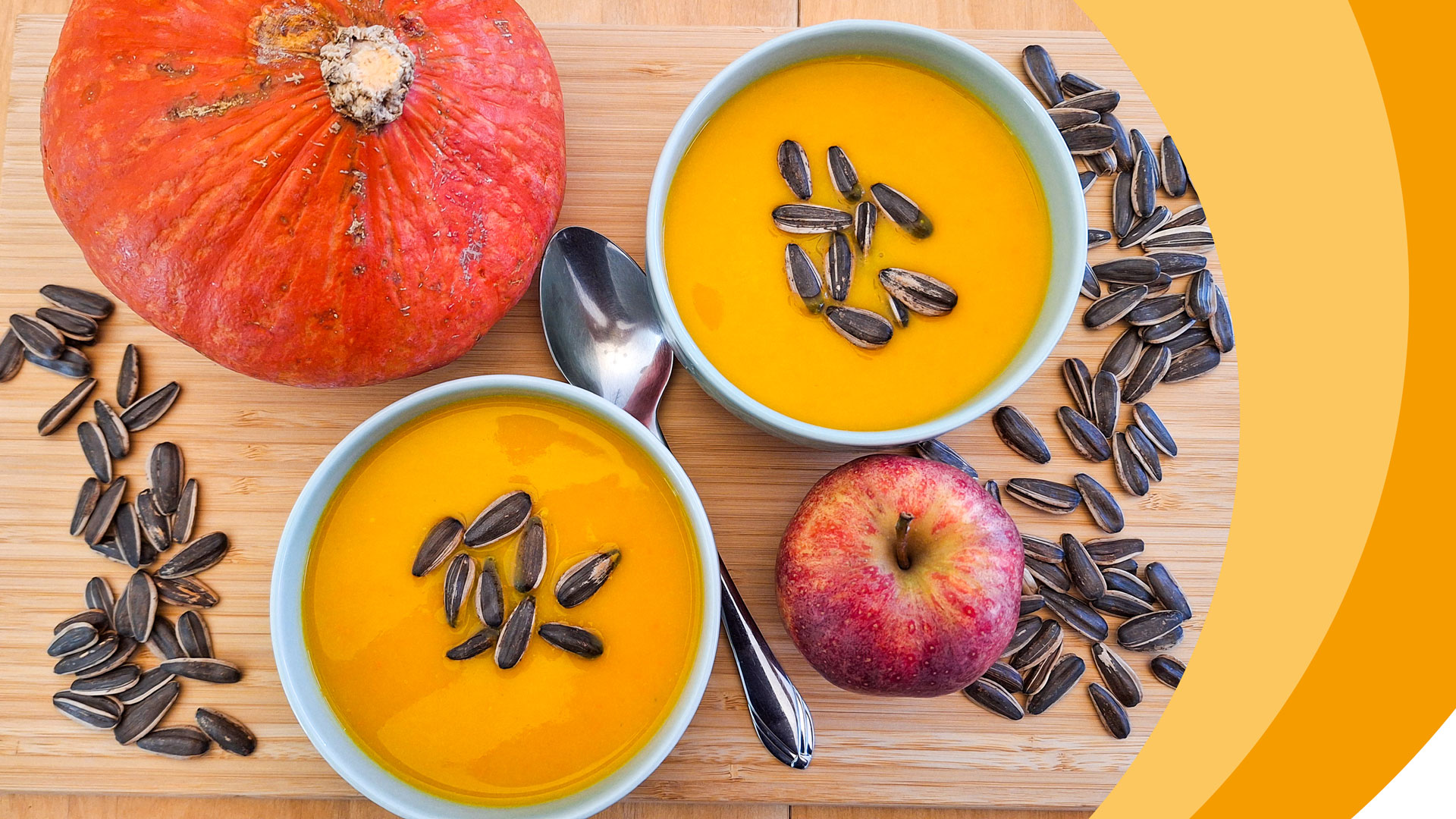 Kürbissuppe mit Äpfeln und Sonnenblumenkernen
