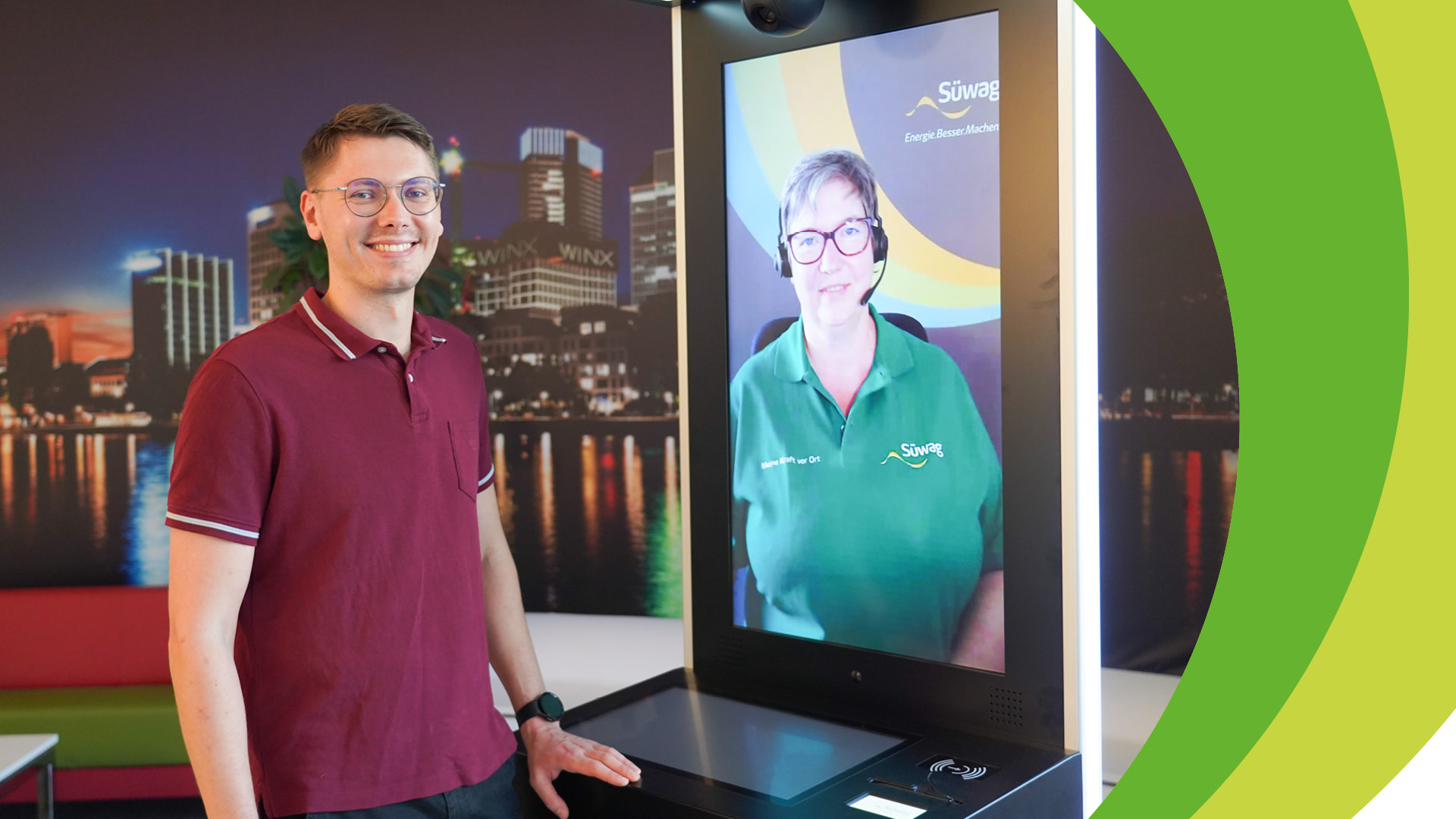 Mann steht vor digitaler Informationstafel mit Porträt einer Frau und Text 'Energie Berater'