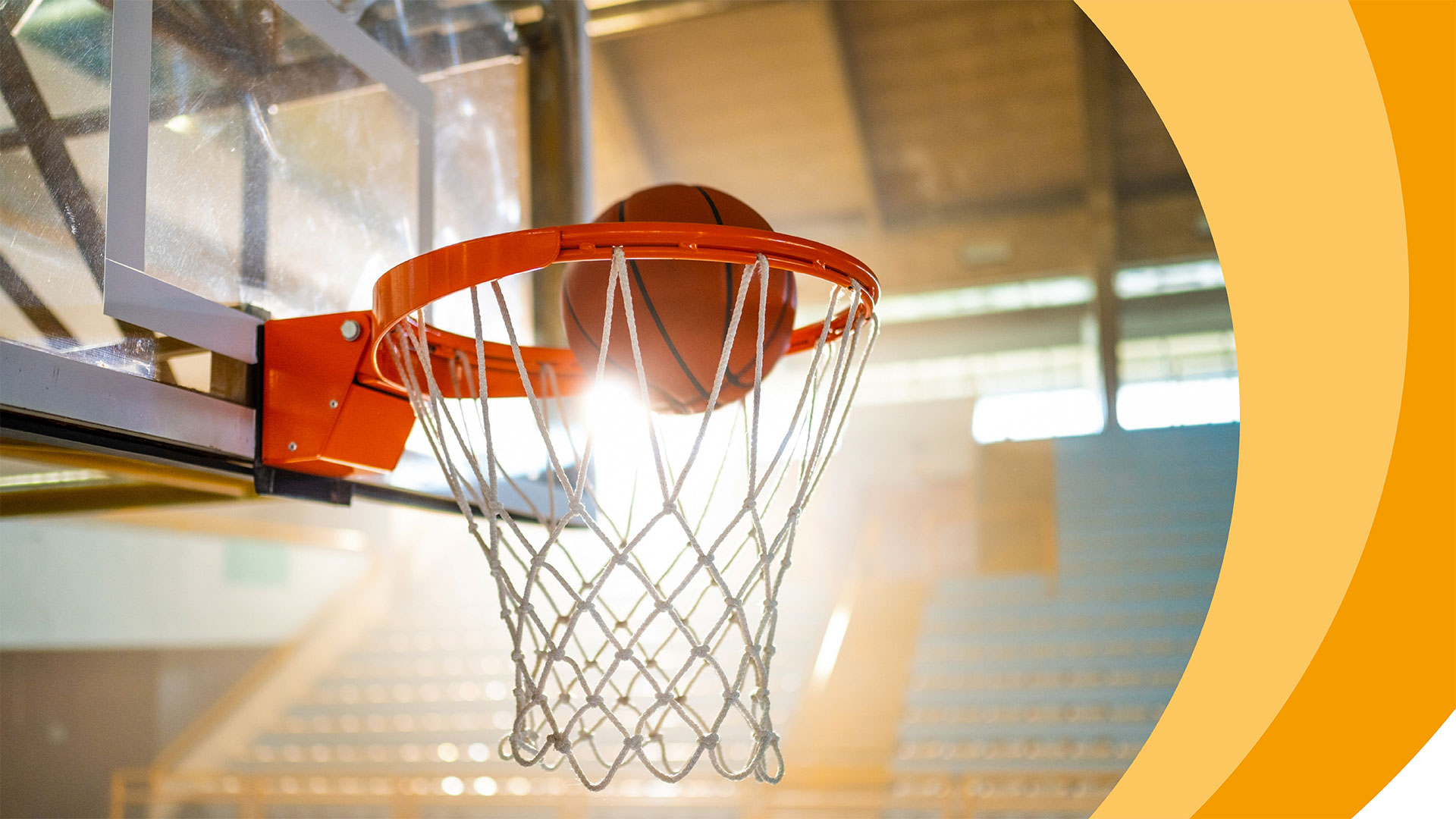 Basketballkorb mit Netz und Ball während eines Spiels