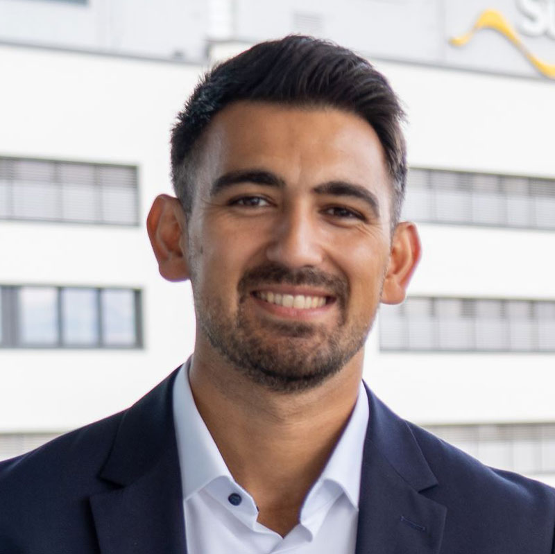 Mann mit Bart im Anzug