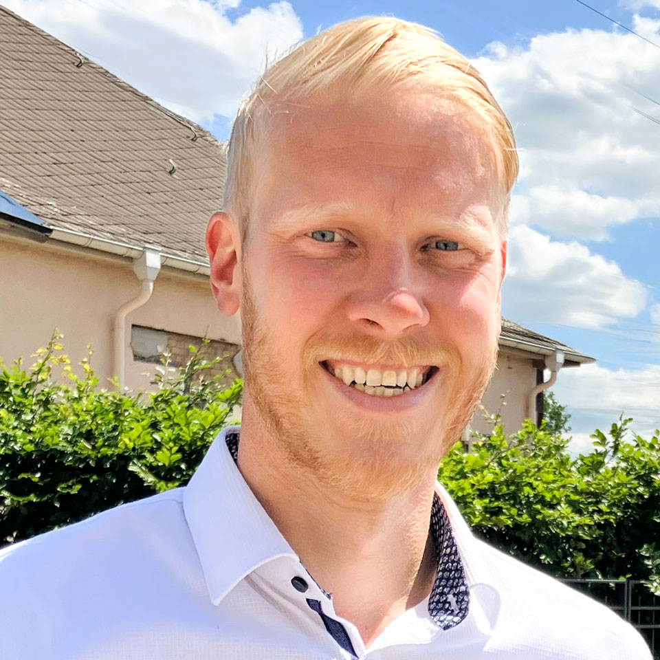 Mann mit Bart und Hemd