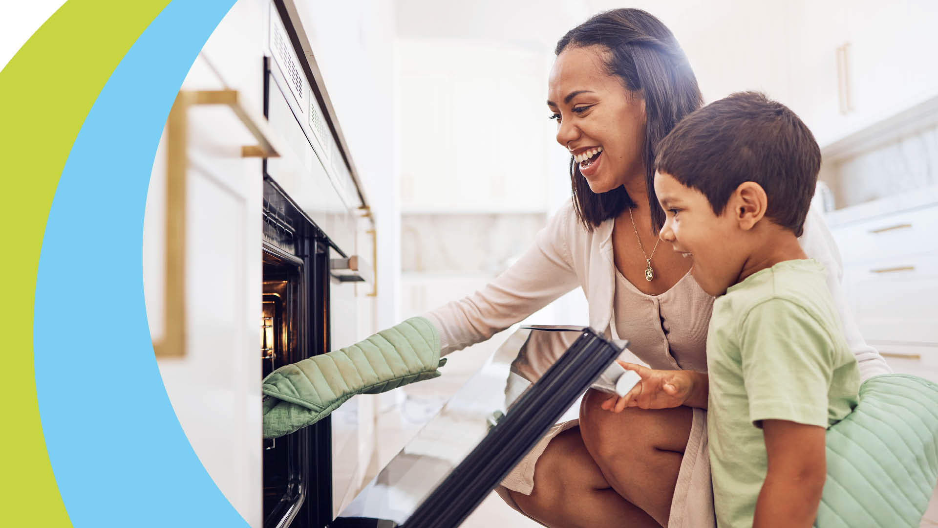 Frau mit Handschuh öffnet Backofen, Kind schaut zu.