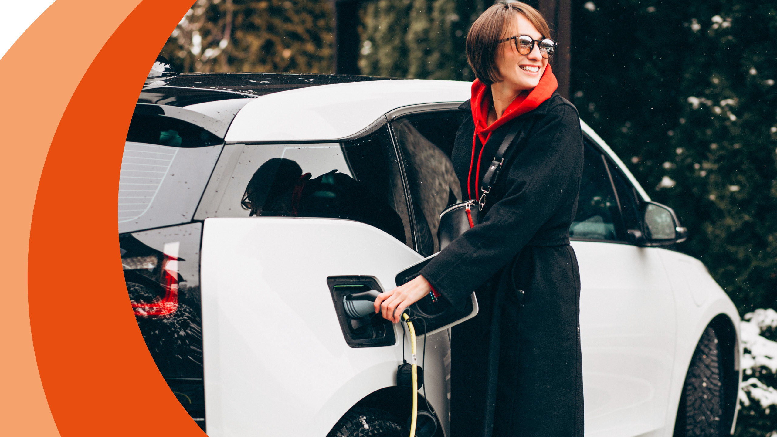 Frau lädt Elektroauto auf.