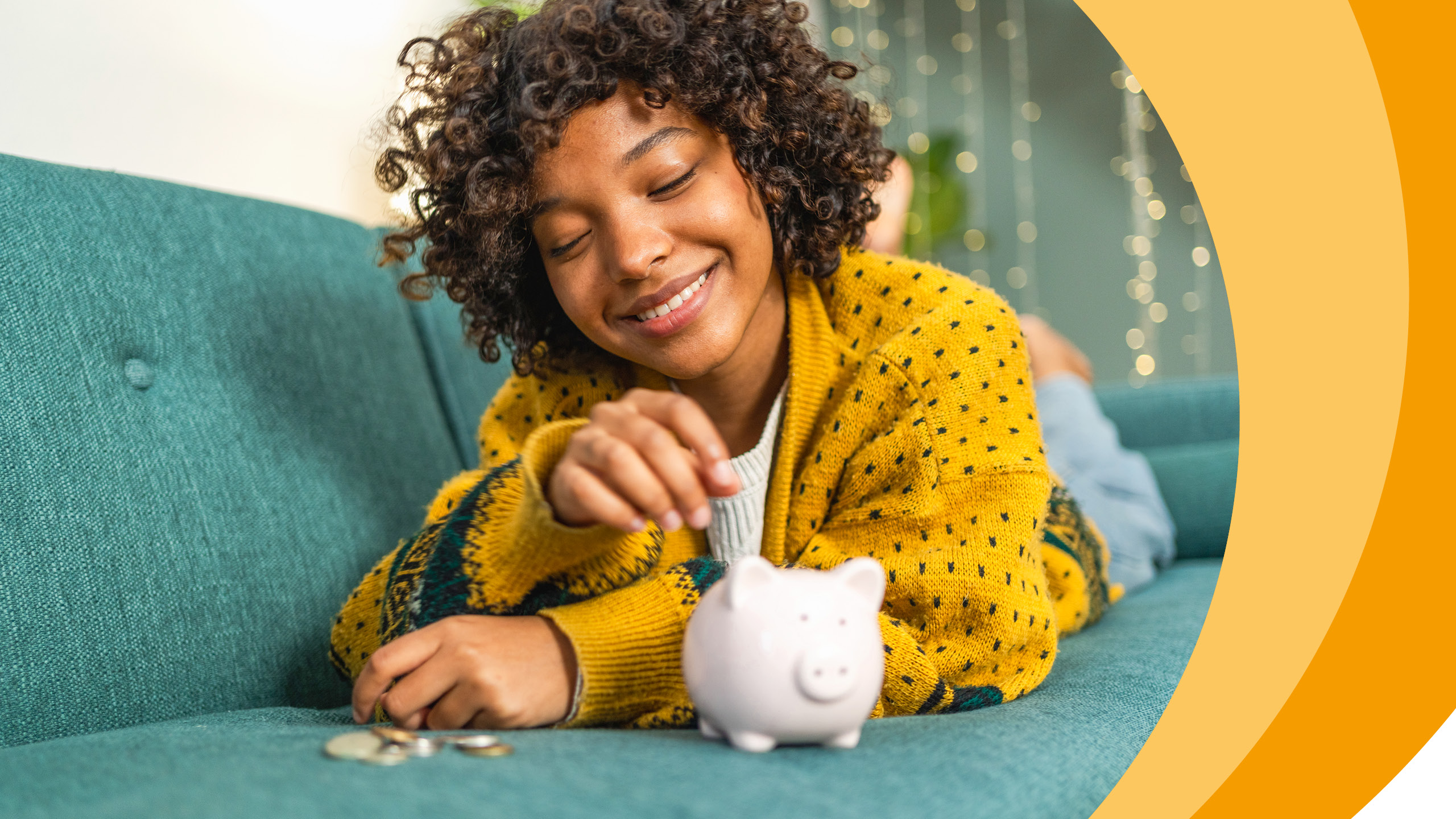 Junge Frau legt Münzen in ein Sparschwein.