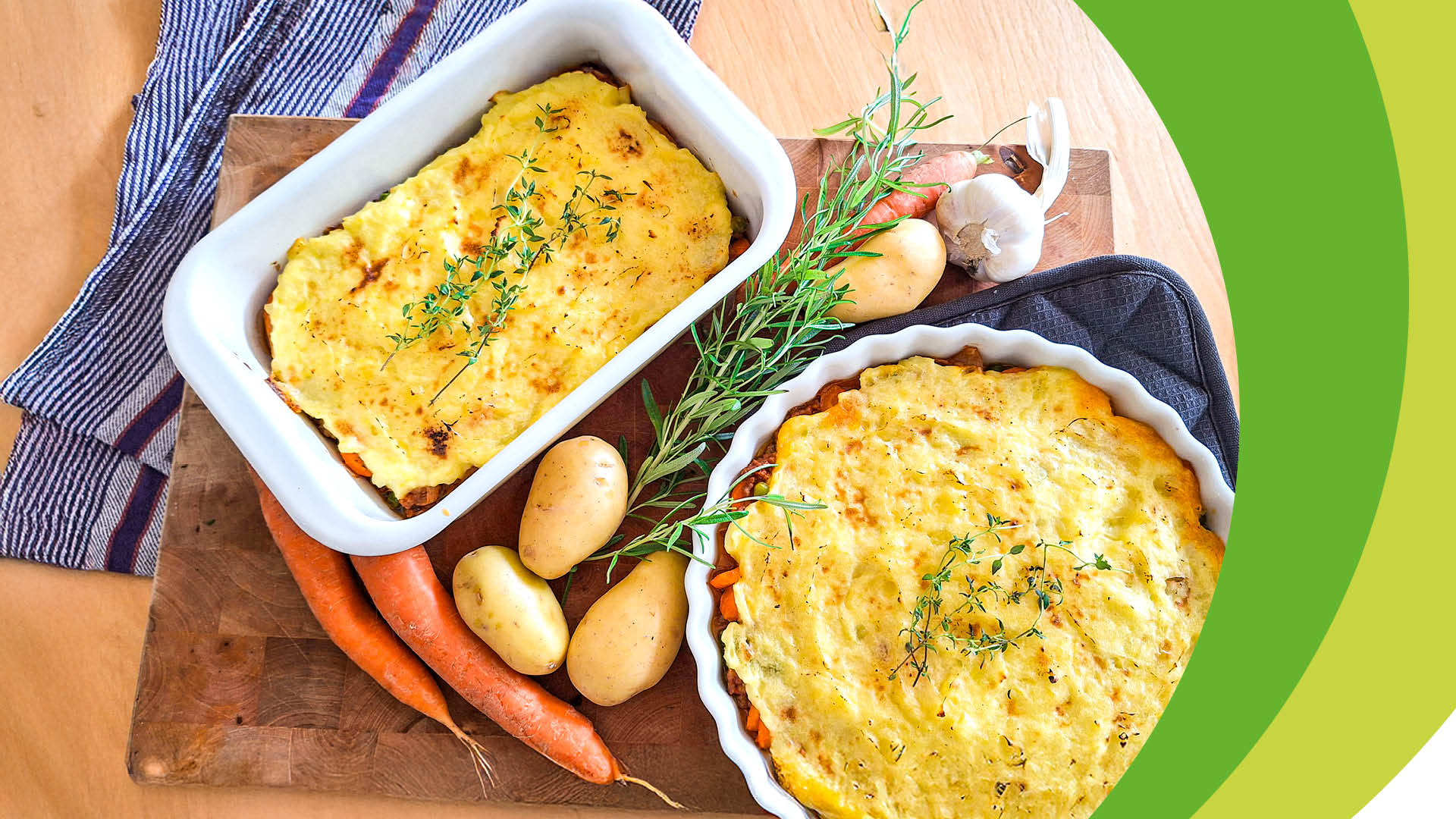 Zwei überbackene Aufläufe mit Käse und Kräutern, Garnierung mit Rosmarin und Karotten.